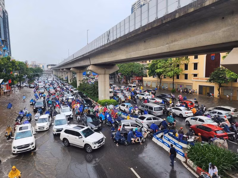 Đường Nguyễn Trãi (Thanh Xuân) ùn tắc kéo dài