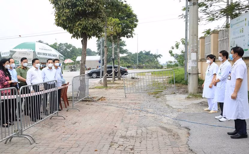 Bí thư Thành ủy và đoàn công tác TP Hà Nội kiểm tra tại BV Bệnh Nhiệt đới TW