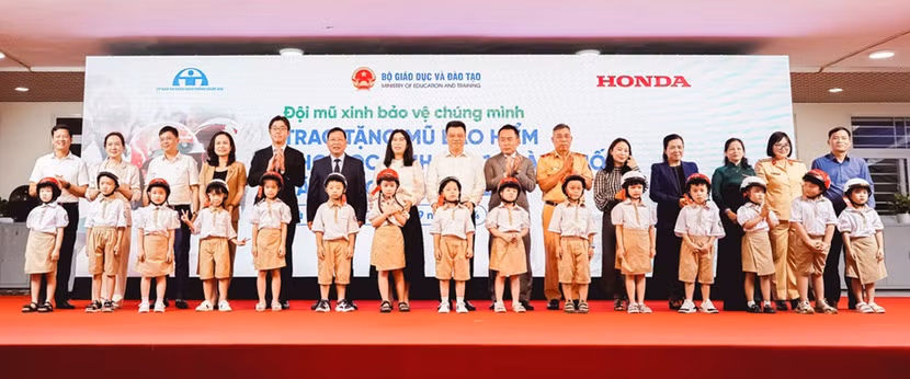 Trao tặng mũ bảo hiểm cho các em học sinh lớp 1 trên toàn quốc năm học 2024 - 2025 Trao tặng mũ bảo hiểm cho các em học sinh lớp 1 trên toàn quốc năm học 2024 - 2025
