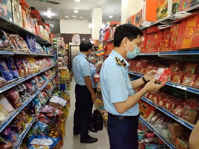 Lực lượng QLTT tăng cường kiểm tra, kiểm soát thị trường dịp Tết Lực lượng QLTT tăng cường kiểm tra, kiểm soát thị trường dịp Tết