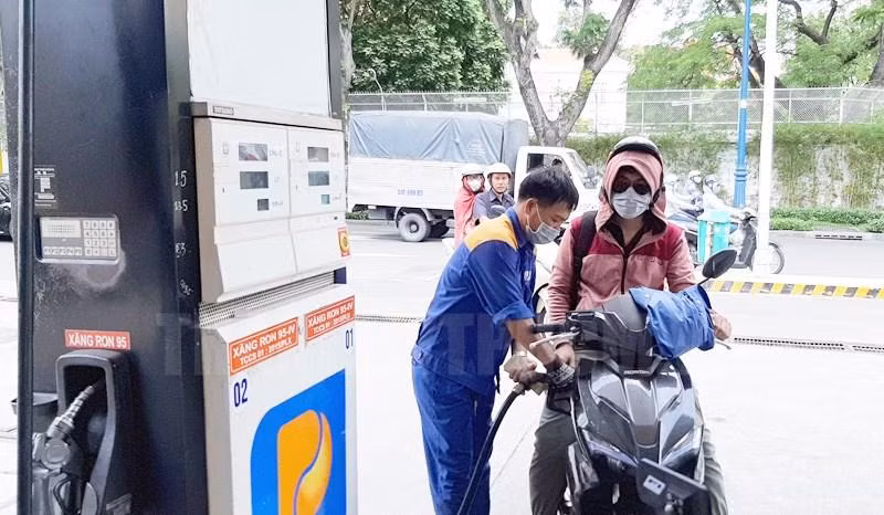 Giá xăng dầu giảm mạnh sau 3 tháng