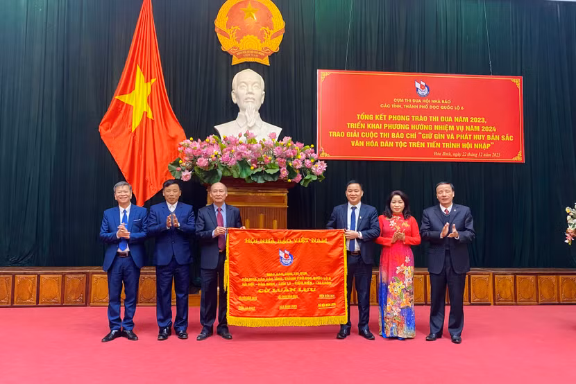 Đại diện Hội Nhà báo thành phố Hà Nội - Cụm trưởng Cụm thi đua năm 2024 - nhận cờ luân lưu