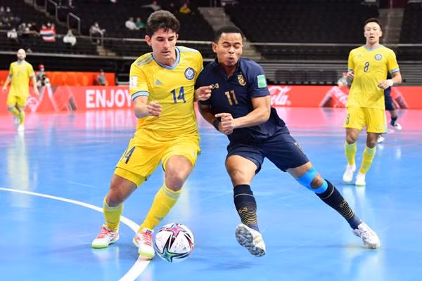 Thái Lan (phải) thua trắng 0-7 trước Kazakhstan ở vòng 1/8 World Cup 2021