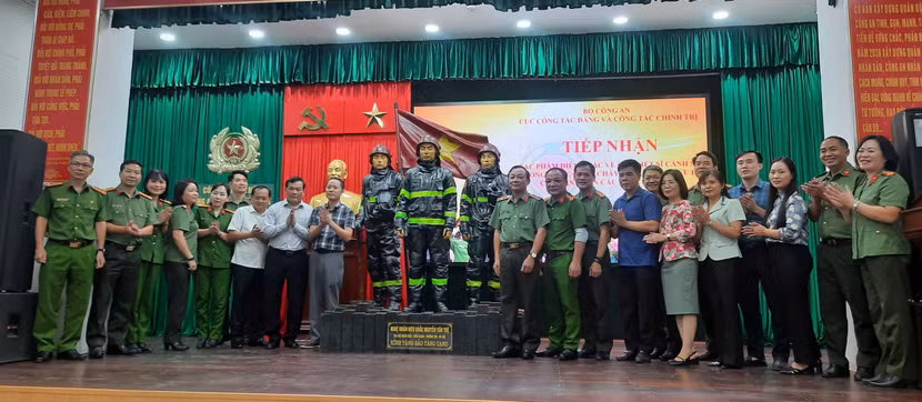 Ban tổ chức và gia đình nhà điêu khắc Nguyễn Văn Tuệ bên tác phẩm "Anh hùng" Ban tổ chức và gia đình nhà điêu khắc Nguyễn Văn Tuệ bên tác phẩm "Anh hùng"