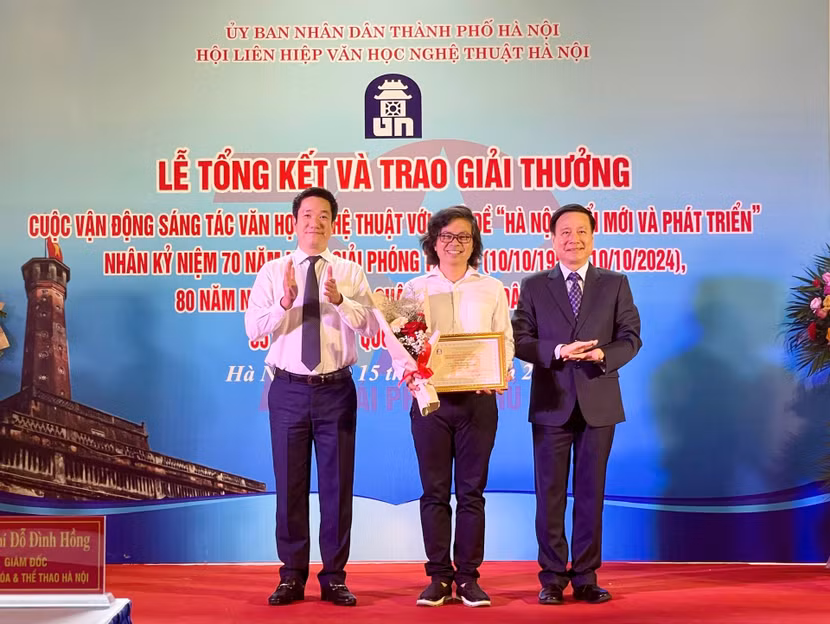 Ban tổ chức trao giải Đặc biệt cho NSƯT - đạo diễn Trịnh Quang Tùng Ban tổ chức trao giải Đặc biệt cho NSƯT - đạo diễn Trịnh Quang Tùng