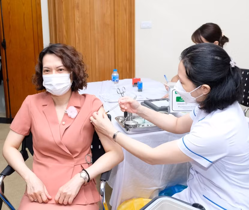 Thứ trưởng Bộ Y tế Nguyễn Thị Liên Hương tiêm vaccine Covid-19 mũi 4 tại lễ phát động