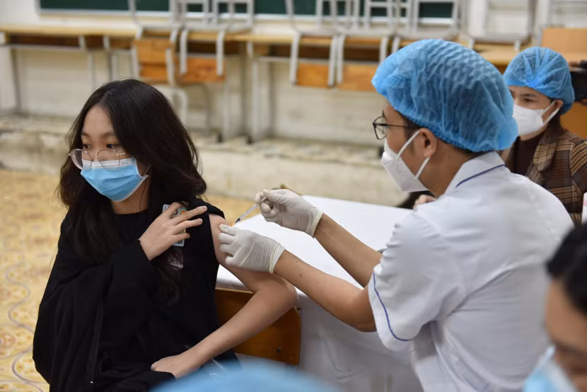 Tiêm vaccine Covid-19 cho học sinh trên địa bàn quận Hoàn Kiếm ngày 24-11