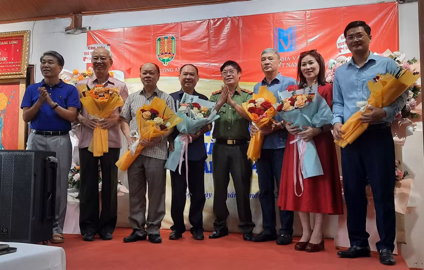 Ban tổ chức tặng hoa 5 hội viên vừa được kết nạp Hội Nhà văn Việt Nam và GS.TS Trình Quang Phú - hội viên cao tuổi từ TP.HCM. Ban tổ chức tặng hoa 5 hội viên vừa được kết nạp Hội Nhà văn Việt Nam và GS.TS Trình Quang Phú - hội viên cao tuổi từ TP.HCM.