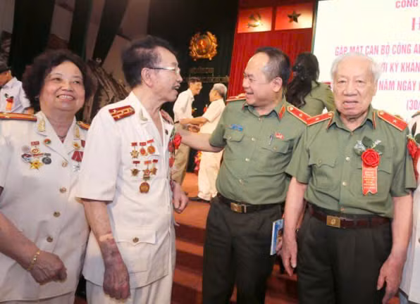 Thiếu tướng Nguyễn Thanh Tùng - Giám đốc CATP Hà Nội bày tỏ xúc động khi được gặp mặt các đồng chí là cán bộ Công an Hà Nội chi viện giải phóng miền Nam, thống nhất đất nước