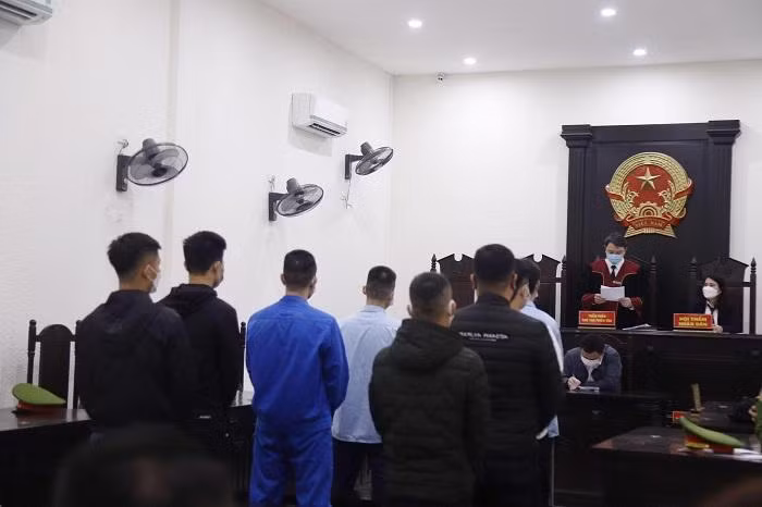 Các bị cáo bị đưa ra xét xử tại phiên toà.