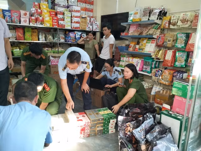 Lực lượng chức năng đang kiểm đếm hàng hoá tại cơ sở kinh doanh Lực lượng chức năng đang kiểm đếm hàng hoá tại cơ sở kinh doanh
