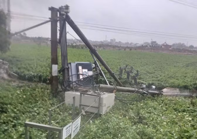 Cột điện gãy đổ do gió bão