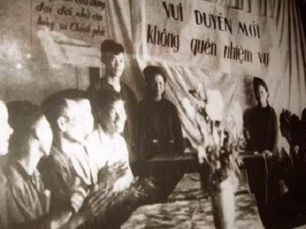 Đám cưới thời trước không thể thiếu câu khẩu hiệu “Vui duyên mới không quên nhiệm vụ”