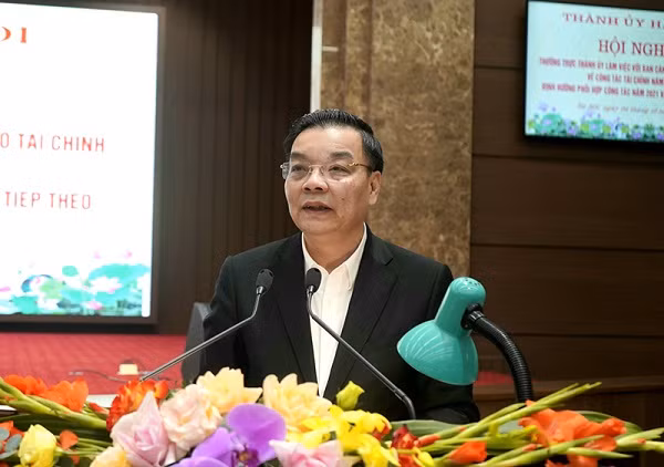 Chủ tịch UBND TP Hà Nội Chu Ngọc Anh báo cáo tại buổi làm việc