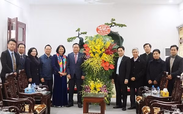 Lãnh đạo thành phố Hà Nội thăm, chúc mừng Tòa Giám mục giáo phận Bắc Ninh.