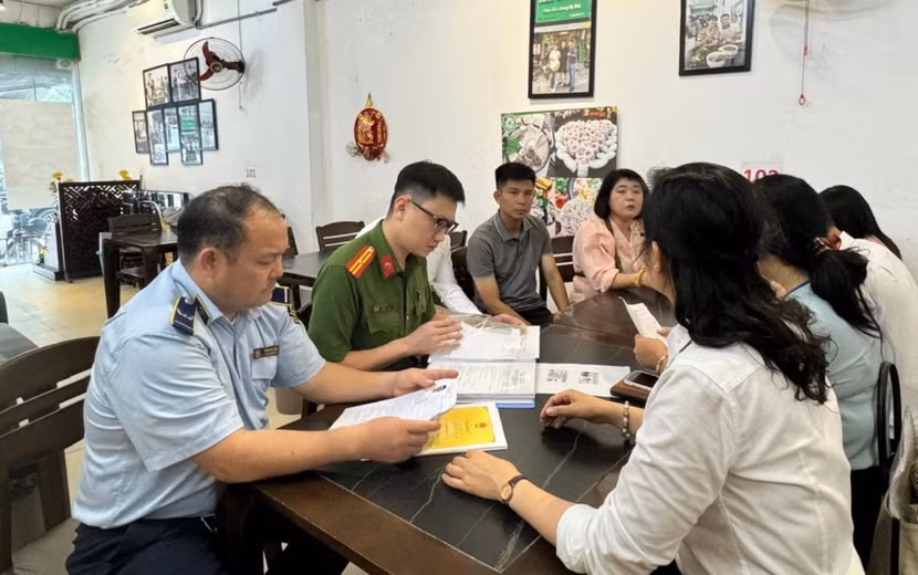 Đoàn kiểm tra làm việc với chủ cơ sở