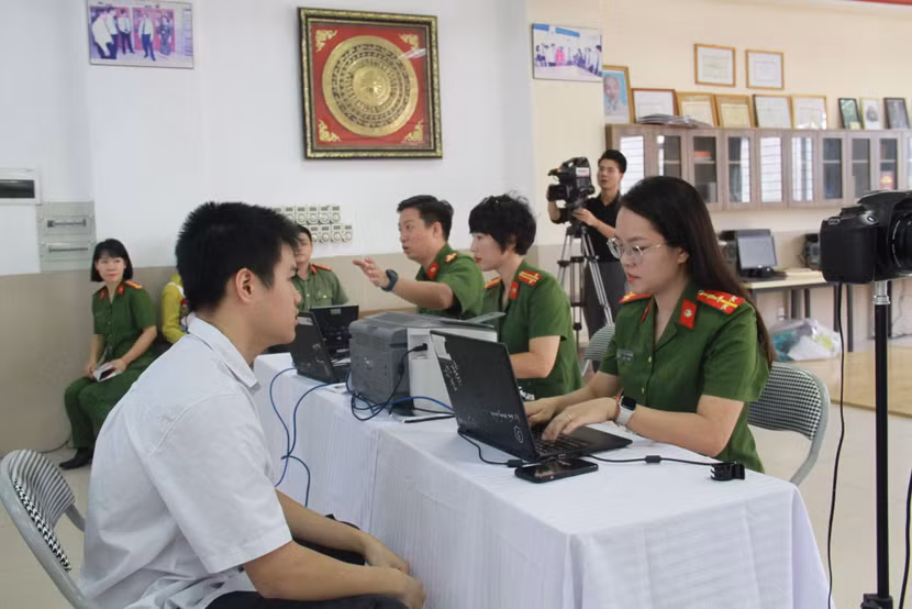 Các em học sinh từ đủ 14 tuổi trở lên sẽ được cấp CCCD gắn chíp ngay tại trường học Các em học sinh từ đủ 14 tuổi trở lên sẽ được cấp CCCD gắn chíp ngay tại trường học