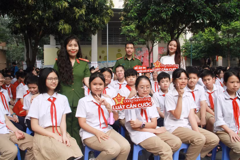 Các em học sinh hào hứng tham gia tìm hiểu Luật Căn cước 2023 thông qua các trò chơi Các em học sinh hào hứng tham gia tìm hiểu Luật Căn cước 2023 thông qua các trò chơi