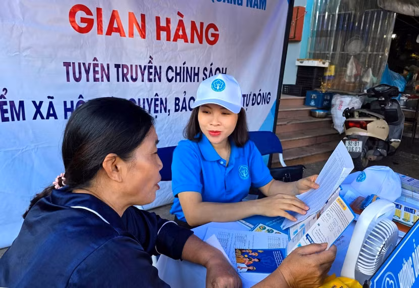 Tư vấn viên tư vấn chính sách bảo hiểm xã hội tự nguyện