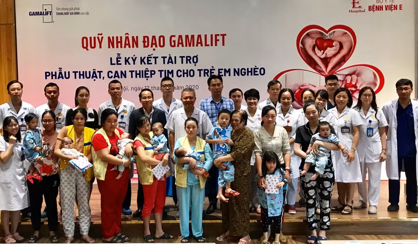 Đại diện GamaLift, Bệnh viện E cùng các bệnh nhi và người nhà tại lễ ký kết tài trợ