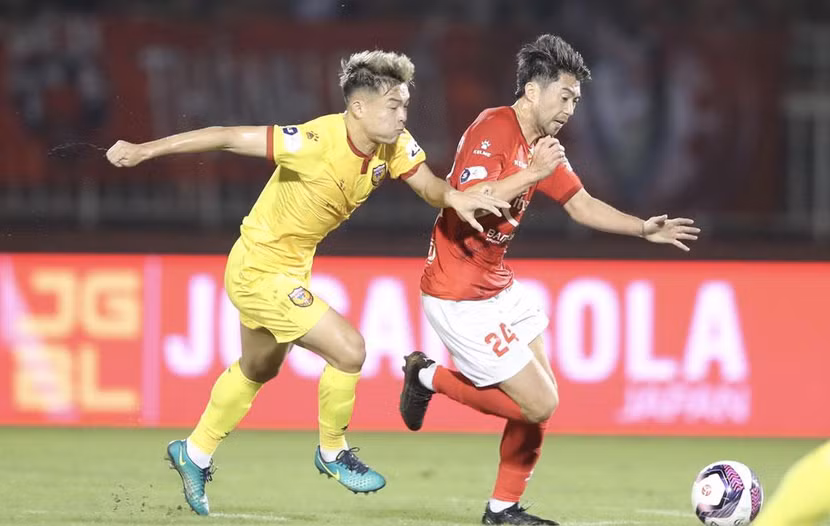 Lee Nguyễn (phải) nằm trong số những cái tên gây tò mò khi V-League 2021 trở lại Lee Nguyễn (phải) nằm trong số những cái tên gây tò mò khi V-League 2021 trở lại