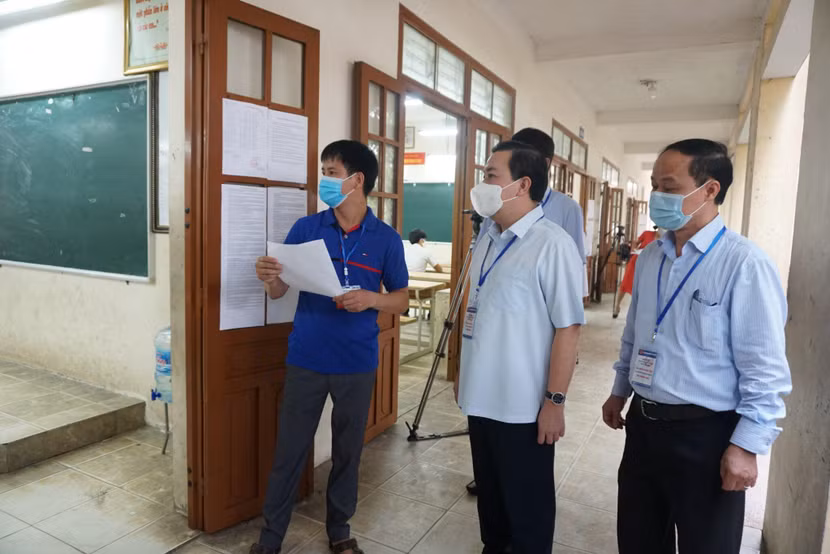 Phó Chủ tịch UBND TP Chử Xuân Dũng kiểm tra công tác tổ chức thi tại Đông Anh