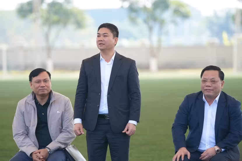 Đại tá, Phó Giám đốc CATP Hà Nội Dương Đức Hải - Chủ tịch CLB Công an Hà Nội (người đứng) khẳng định quyết tâm xây dựng một tập thể kỷ luật, giàu sức chiến đấu