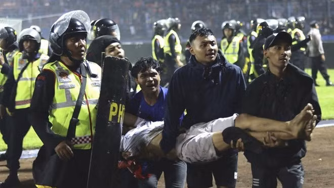 Bóng đá Indonesia vừa trải qua thảm kịch khiến 133 người thiệt mạng hồi tháng 10-2022 Bóng đá Indonesia vừa trải qua thảm kịch khiến 133 người thiệt mạng hồi tháng 10-2022