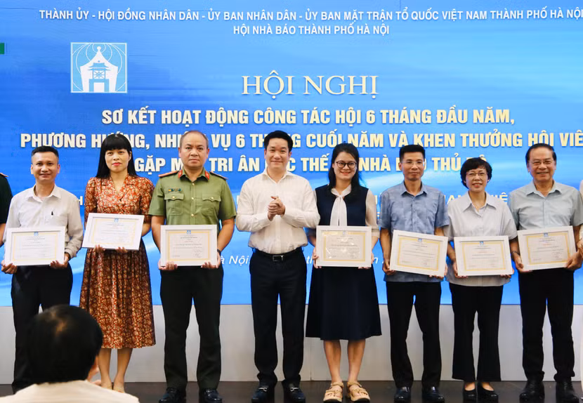 Đồng chí Nguyễn Huy Cường - Phó trưởng Ban Tuyên giáo và Dân vận Thành ủy Hà Nội - khen thưởng 11 tập thể Liên Chi hội, Chi hội trực thuộc Hội Nhà báo thành phố Hà Nội