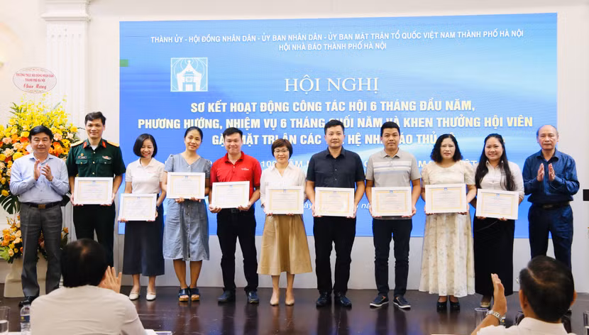 Lãnh đạo Hội Nhà báo thành phố Hà Nội trao Giấy khen cho các hội viên có thành tích xuất sắc