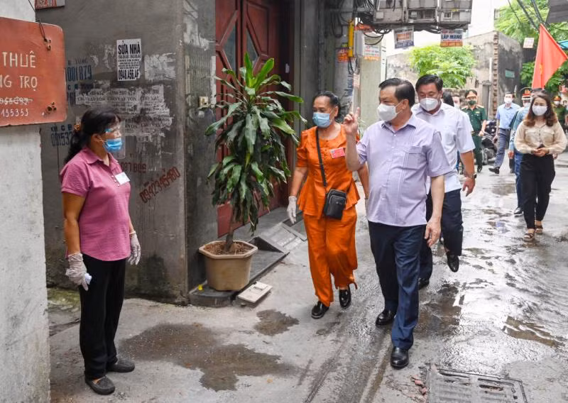 Bí thư Thành ủy Đinh Tiến Dũng kiểm tra công tác phòng chống dịch Covid-19 tại quận Hoàng Mai Bí thư Thành ủy Đinh Tiến Dũng kiểm tra công tác phòng chống dịch Covid-19 tại quận Hoàng Mai
