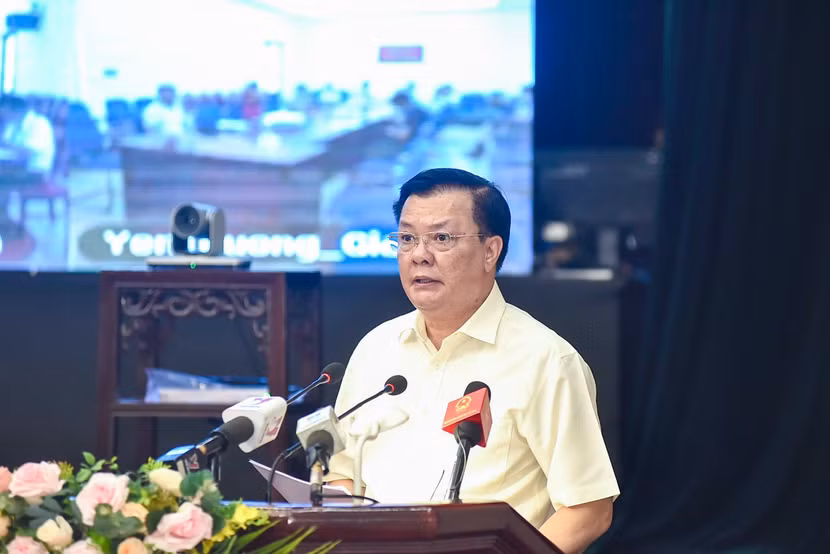Bí thư Thành ủy Đinh Tiến Dũng tiếp thu và trao đổi với cử tri