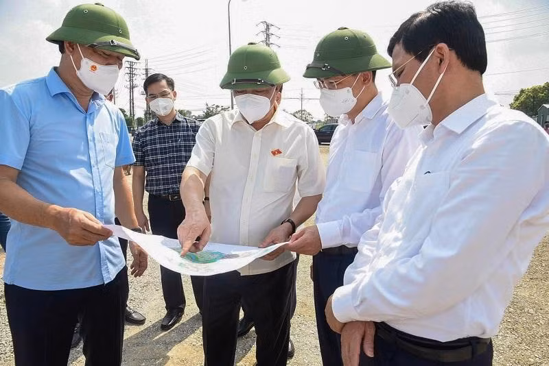 Ngay sau buổi tiếp xúc cử tri, đồng chí Đinh Tiến Dũng đã kiểm tra tình hình thực hiện một số dự án đầu tư xây dựng trên địa bàn huyện Gia Lâm