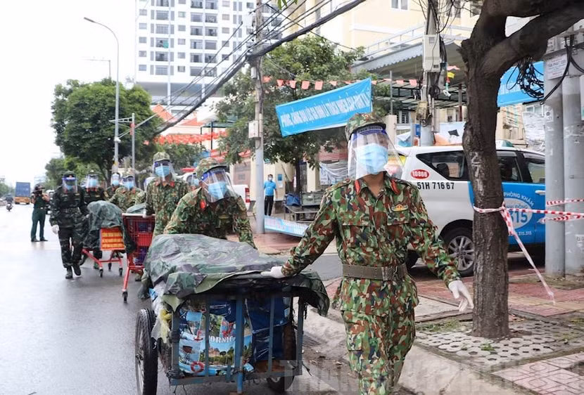 Lực lượng quân đội vận chuyển hàng hóa đến các hộ dân ở TP HCM Lực lượng quân đội vận chuyển hàng hóa đến các hộ dân ở TP HCM