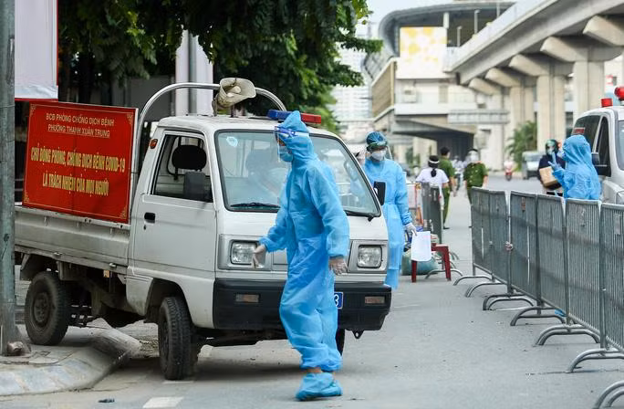 Lực lượng chức năng làm việc tại ổ dịch ngõ 328 Nguyễn Trãi, Thanh Xuân