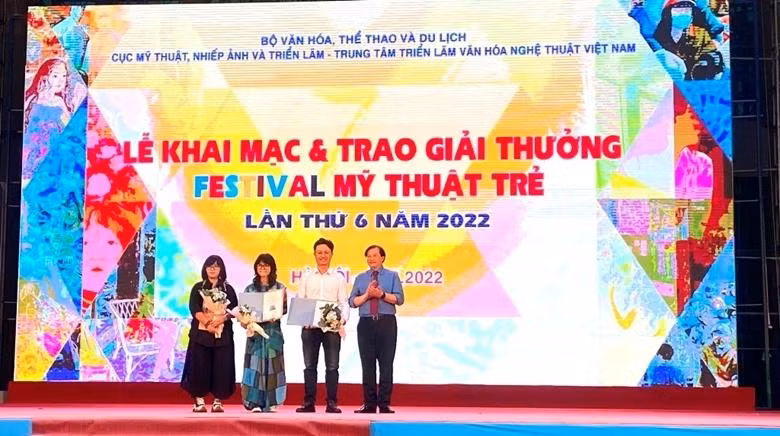 Các tác giả trẻ được trao giải Nhất. Các tác giả trẻ được trao giải Nhất.