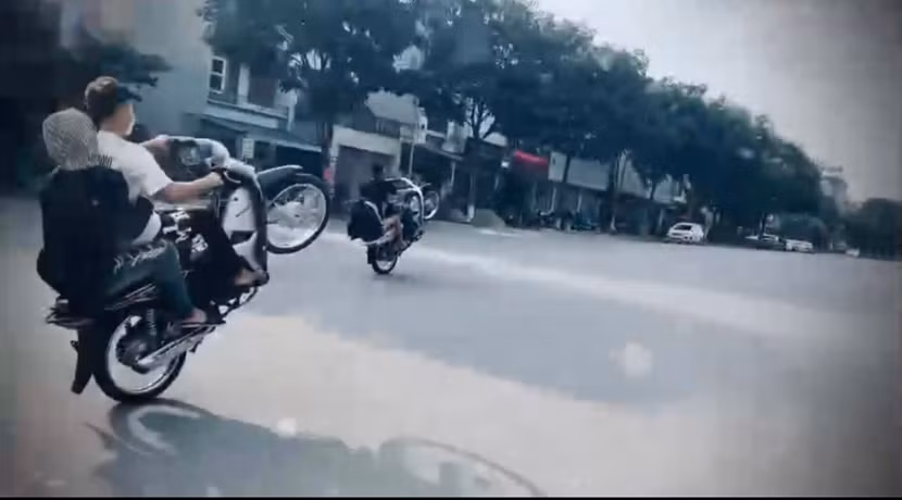 Các đôia tượng còn "bốc đầu" xe, quay clip để đăng mạng xã hội "câu view"