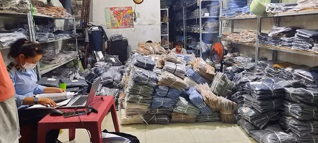 Lực lượng chức năng kiểm đếm số hàng hóa có dấu hiệu vi phạm