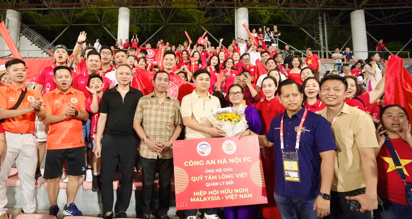 Thiếu tướng Dương Đức Hải - Phó Giám đốc Công an TP Hà Nội, Chủ tịch CLB Công an Hà Nội trao toàn bộ số tiền bán vé trận đấu cho Chủ tịch Hội hữu nghị Malaysia – Việt Nam Trần Thị Chang Thiếu tướng Dương Đức Hải - Phó Giám đốc Công an TP Hà Nội, Chủ tịch CLB Công an Hà Nội trao toàn bộ số tiền bán vé trận đấu cho Chủ tịch Hội hữu nghị Malaysia – Việt Nam Trần Thị Chang