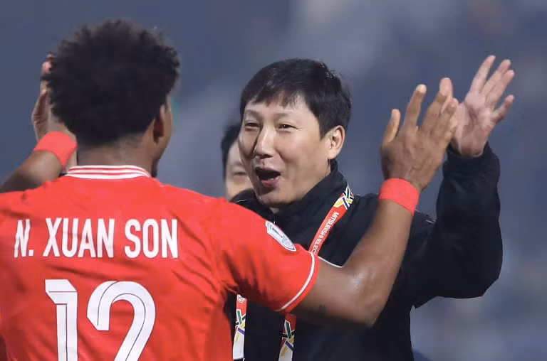 HLV Kim Sang-sik cùng cầu thủ nhập tịch Nguyễn Xuân Son ăn mừng tại ASEAN Cup 2024