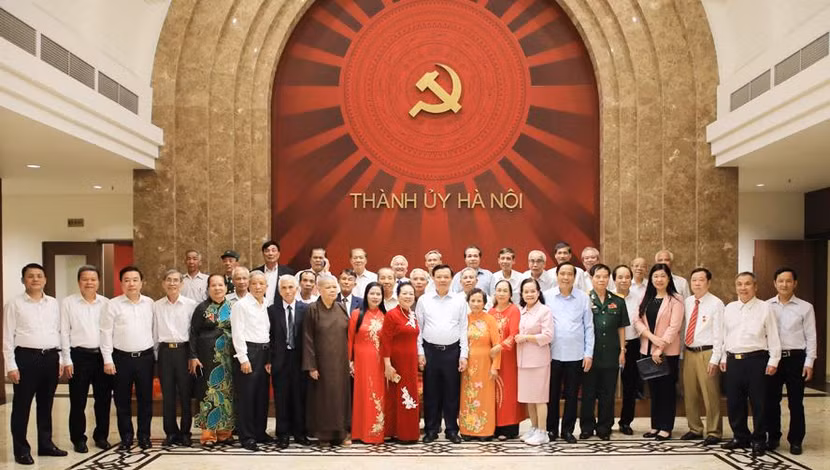 Bí thư Thành ủy Hà Nội Đinh Tiến Dũng và Chủ tịch Hội Người cao tuổi Việt Nam Nguyễn Thanh Bình gặp mặt đại biểu người cao tuổi Bí thư Thành ủy Hà Nội Đinh Tiến Dũng và Chủ tịch Hội Người cao tuổi Việt Nam Nguyễn Thanh Bình gặp mặt đại biểu người cao tuổi