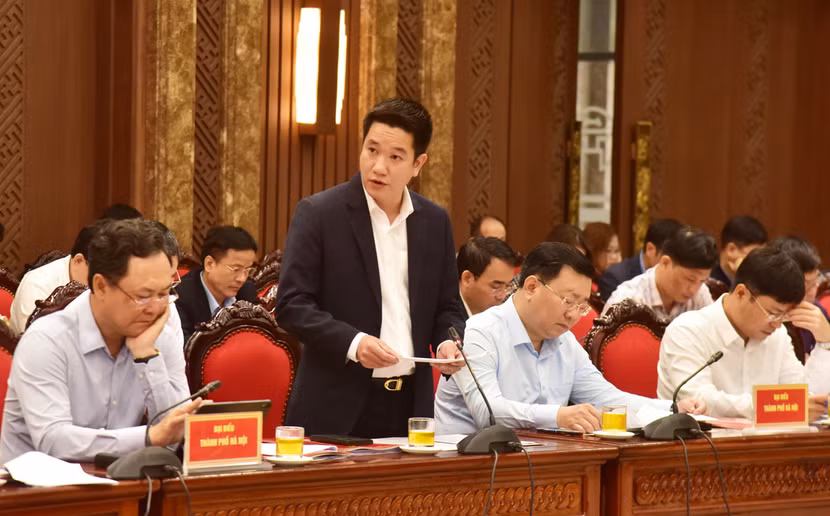 Giám đốc Sở Tài nguyên và Môi trường Hà Nội Nguyễn Huy Cường báo cáo tại buổi làm việc
