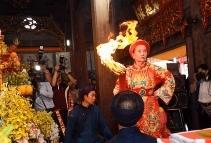 Bà là người dành cả cuộc đời thực hành, truyền dạy tín ngưỡng thờ Mẫu Bà là người dành cả cuộc đời thực hành, truyền dạy tín ngưỡng thờ Mẫu