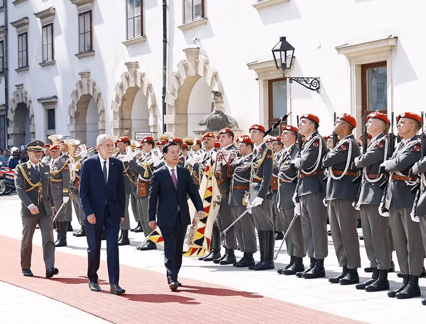 Tổng thống Áo Alexander Van der Bellen chủ trì lễ đón Chủ tịch nước Võ Văn Thưởng tại Cung điện Hofburg Tổng thống Áo Alexander Van der Bellen chủ trì lễ đón Chủ tịch nước Võ Văn Thưởng tại Cung điện Hofburg