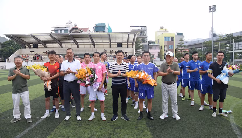 Các đại biểu tặng hoa chúc mừng 4 đội bóng dự giải