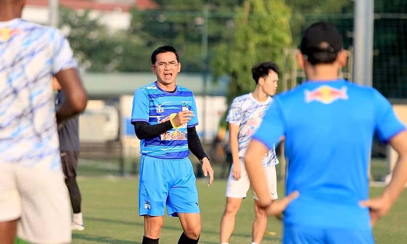 Thầy trò HLV Kiatisak giờ chỉ mong trụ hạng V-League