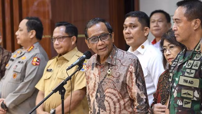 Trưởng nhóm Mahfud (đứng phát biểu) công bố kết luận điều tra vụ thảm kịch bóng đá Indonesia tại cuộc họp báo chiều 14-10 Trưởng nhóm Mahfud (đứng phát biểu) công bố kết luận điều tra vụ thảm kịch bóng đá Indonesia tại cuộc họp báo chiều 14-10