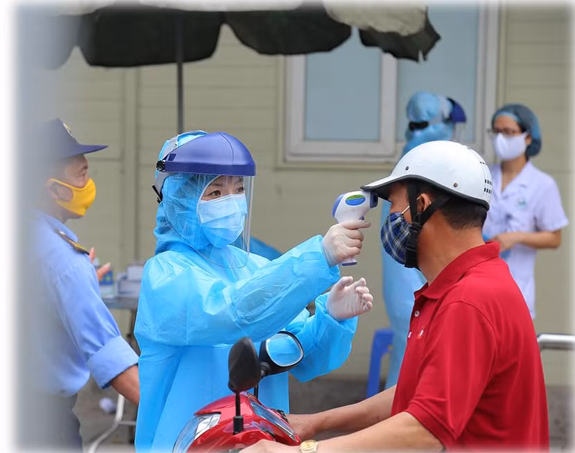 Người dân đến khám tại Bệnh viện Đa khoa Đức Giang