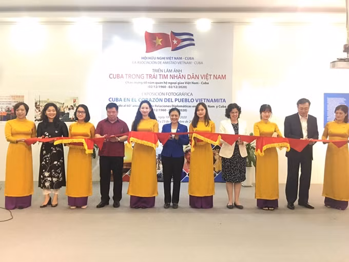 Các đại biểu cắt băng khai mạc triển lãm