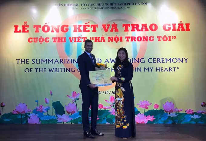 Chủ tịch Liên hiệp các tổ chức hữu nghị thành phố Hà Nội Nguyễn Lan Hương trao giải Nhất cho tác giả người Palestine Saleem Hammad với bài viết " Hà Nội trong trái tim tôi"
